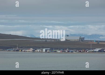 Longyearbyen, Svalbard, Norvegia - 22 luglio 2017: Il porto minerario di Longyearbyen Svalbard in Norvegia è l'insediamento permanente più settentrionale del mondo. Foto Stock