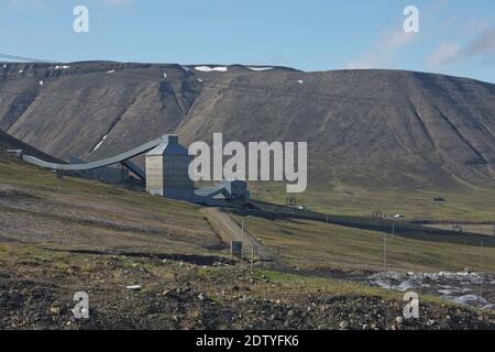 Longyearbyen, Svalbard, Norvegia - 22 luglio 2017: Il porto minerario di Longyearbyen Svalbard in Norvegia è l'insediamento permanente più settentrionale del mondo. Foto Stock