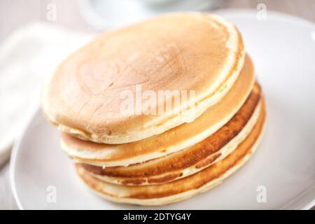 Deliziosi pancake di brodo di siero di latte su un piatto. Foto Stock