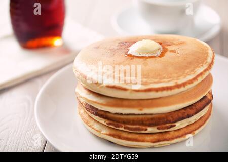 Deliziosi pancake di brodo di siero di latte su un piatto. Foto Stock
