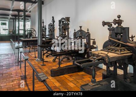 Vecchie macchine da stampa presso il museo industriale (precedentemente conosciuto come MIAT) sull'industria tessile e grafica a Gand, Fiandre Orientali, Belgio Foto Stock