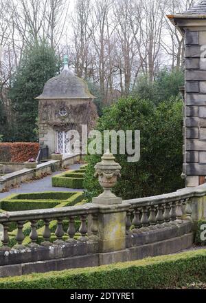 Giardino formale e lavori decorativi in pietra alla Pollok House di Glasgow, Scozia, Regno Unito, Europa Foto Stock