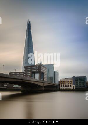 Lo Shard è un grattacielo a 72 piani a Londra. E' l'edificio piu' alto del Regno Unito e presenta una piattaforma panoramica per i visitatori. Foto Stock