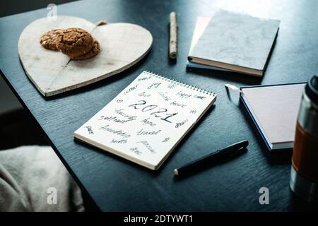 Obiettivo impostazione strategie, nuovo anno di risoluzione, nuovo me, iniziare a pianificare il nuovo anno 2021. Come iniziare e raggiungere il successo. Aprire il blocco note con il testo Foto Stock