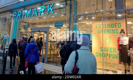 Glasgow, Scozia, Regno Unito, 22 dicembre 2020: Gli acquirenti di Natale continuano ad essere in vigore nell'ultima settimana delle vendite prima di Natale con un'attività più trafficate che mai nel tardo pomeriggio. Primark ha ancora delle code nonostante gli orari di apertura tardivi. Credit: Gerard Ferry/Alamy Live News Foto Stock