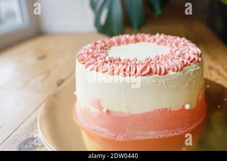 Semplice torta di nozze o di compleanno di colore bianco e rosa Foto Stock