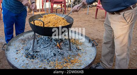 Cottura della paella al barbecue Foto Stock