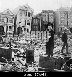 Il Grande terremoto di San Francisco [California] del 1906 è avvenuto il 18 aprile 1906. Ha colpito con una magnitudine stimata di 7.9. Il ragazzino tiene un piccolo secchio. Queste due persone non sono identificate. Il terremoto è stato avvertito dall'Oregon meridionale a sud di Los Angeles e nell'entroterra fino al Nevada centrale. Per vedere altre immagini di luoghi degni di nota, cerca: Luoghi d'annata del prestor Foto Stock