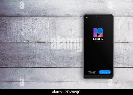 Schermo dello smartphone con logo del sistema operativo basato su Android MIUI12. Spazio di copia vuoto per il testo dell'editor. Foto Stock