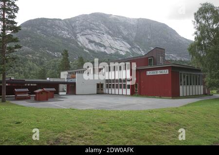 Scuola nel villaggio di Eidfjord in Norvegia. Si trova alla fine del fiordo di Eid, nella contea di Vestland. Foto Stock