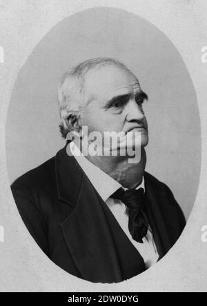 Il ritratto di questo gentleman del 1870 mostra il suo grande gozzo. Un gozzo è una condizione medica causata da un ingrossamento anormale (gonfiore) della ghiandola tiroidea, che si trova alla base del collo, appena sotto la mela di Adamo. La causa più comune di ottenere un gozzo è la mancanza di iodio nella propria dieta. Avere un gozzo di queste dimensioni non è di solito doloroso, ma la dimensione aumentata potrebbe creare pressione nella gola causando una tosse o anche problemi di deglutizione o respirazione. Per vedere le mie altre immagini medicalmente-relative, Search: Prestor vintage medico Foto Stock