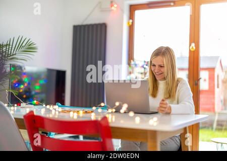 Giovane donna che lavora da casa Foto Stock