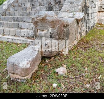 Scalini di pietra e teste di serpente piume sulla piramide di Osario (Tempio dell'Alto sacerdote), Chichen Itza, città maya e sito archeologico, Yucatan, Messico Foto Stock
