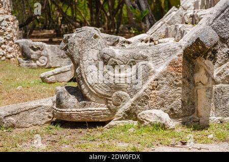 Scalini di pietra e teste di serpente piume sulla piramide di Osario (Tempio dell'Alto sacerdote), Chichen Itza, città maya e sito archeologico, Yucatan, Messico Foto Stock