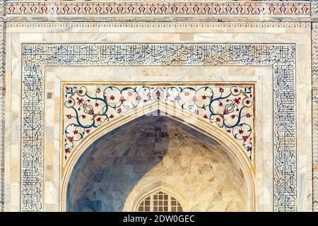 Dettagli decorativi con pietra dura jali motivi vegetali intarsio e calligrafia araba sul iconico Taj Mahal, Agra, stato indiano di Uttar Pradesh Foto Stock