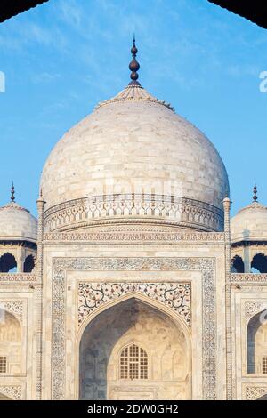 Mattina luce vista dell'iconico Taj Mahal con intarsi pietra dura, una tomba di mausoleo in marmo bianco di Mumtaz Mahal, Agra, stato indiano di Uttar Pradesh Foto Stock