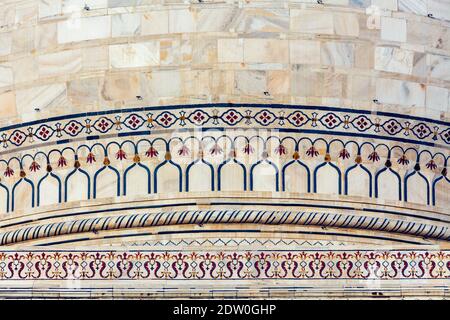 Dettagli decorativi sull'iconico Taj Mahal, una tomba di mausoleo in marmo bianco di Mumtaz Mahal, alla luce del mattino, Agra, stato indiano di Uttar Pradesh Foto Stock