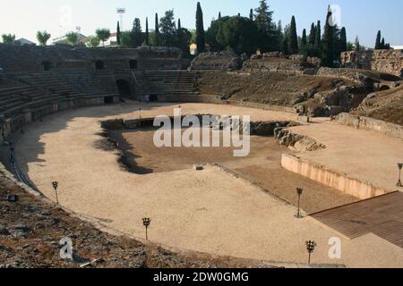 Rovine romane all'anfiteatro romano all'aperto in forte luce del sole contro il cielo blu profondo Merida Spagna aprile 2014 Foto Stock