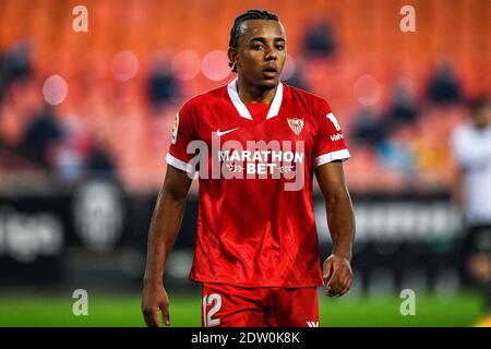 VALENCIA, SPAGNA - DICEMBRE 22: Jules Kounde del Sevilla FC durante la Liga Santander match tra Valencia CF e Sevilla FC al Mestalla Stadium on Foto Stock