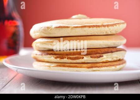 Deliziosi pancake di brodo di siero di latte su un piatto. Foto Stock