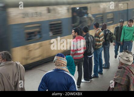 New Delhi, Delhi, India-21 gennaio 2010: Persone in attesa del treno nella stazione ferroviaria di Nizamuddin. Foto Stock