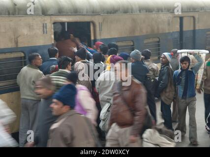 New Delhi, Delhi, India-21 gennaio 2010: Folla che entra nel treno nella stazione ferroviaria di Nizamuddin. Foto Stock