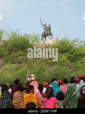 Bharatpur, Rajasthan, India-11 febbraio 2010: Celebrazione di un matrimonio indù e la statua sullo sfondo. Foto Stock