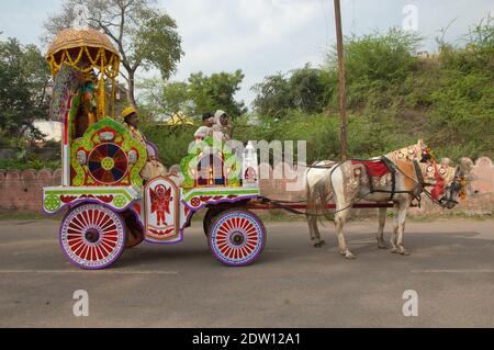 Bharatpur, Rajasthan, India-11 febbraio 2010: Carrozza trainata da cavalli pronta per una celebrazione di nozze indù. Foto Stock