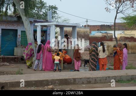 Bharatpur, Rajasthan, India-11 febbraio 2010: Donne che usano una fonte di acqua. Foto Stock