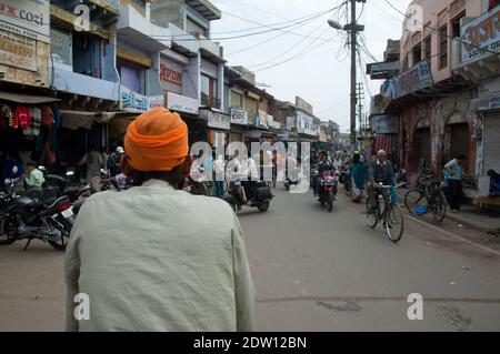 Rajasthan, India-11 febbraio 2010: Uomo indiano su una bicicletta su una strada a Bharatpur. Foto Stock