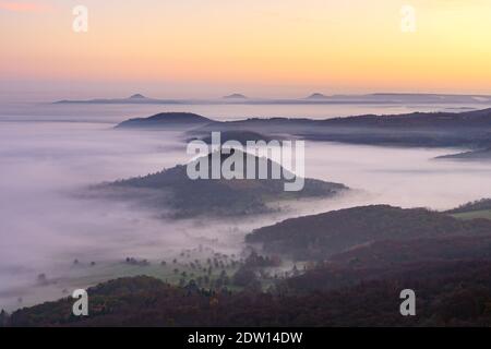 Vista da Breitenstein prima dell'alba con nebbia Foto Stock