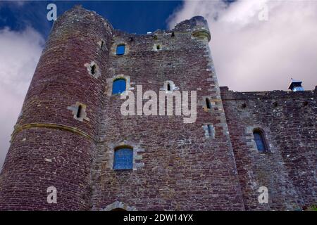 Il castello di Doune è una roccaforte medievale nei pressi del villaggio di Doune, Scozia centrale. Si trova a nord-ovest di Stirling. Foto Stock