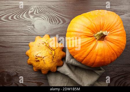 Torta autunnale di zucca fatta in casa su sfondo di legno scuro con tovagliolo di lino, vista dall'alto Foto Stock