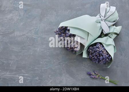 Bouquet di fiori di lavanda su sfondo grigio. Spazio di copia per il testo. Foto Stock