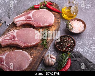 carne di maiale cruda fresca, manzo, tritare su un osso, sulla tavola, spezie Foto Stock