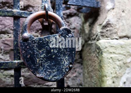 Lucchetto medievale sul cancello di ferro. Doune Castello nel centro della Scozia. REGNO UNITO Foto Stock