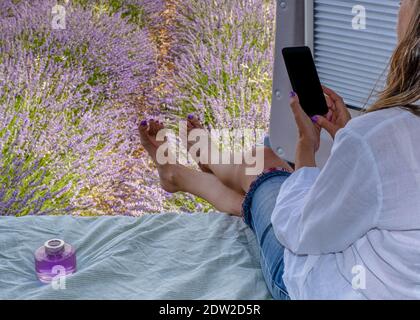 Nei campi di lavanda, in una carovana che fotografa i fiori Foto Stock