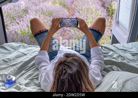 Nei campi di lavanda, in una carovana che fotografa i fiori Foto Stock