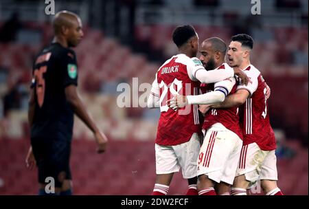 Alexandre Lacazette di Arsenal (centro) celebra il primo gol del suo fianco con i suoi compagni di squadra durante la Carabao Cup, Quarter Final match all'Emirates Stadium di Londra. Foto Stock