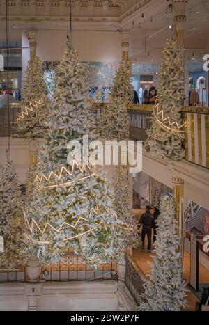 Parigi, Francia - 12 21 2020: Il negozio Bon Marché e dettagli albero di Natale Foto Stock