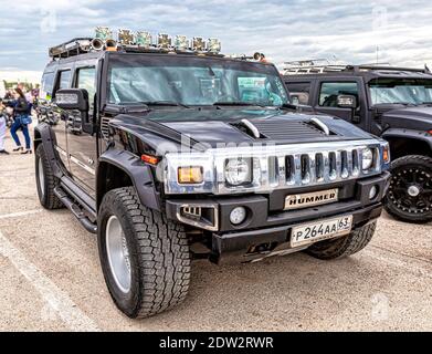 Samara, Russia - 18 maggio 2019: Parcheggio auto Hummer nero di lusso nella strada della città nel giorno d'estate Foto Stock