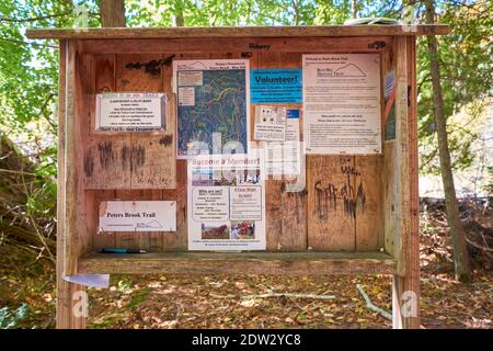 La bacheca del legno per il Peter's Brook Trail, parte del Blue Hill Heritage Trust conservazione terra. A East Blue Hill, Maine. Foto Stock