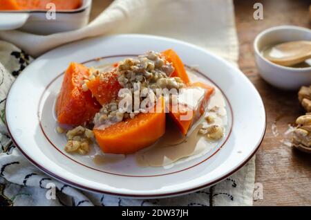 Dessert di zucca in cucina turca, fette di zucca candite di zucca cotte nel forno. Cibo sano, dessert per buongustai. Tradizionale spuntino autunnale Foto Stock