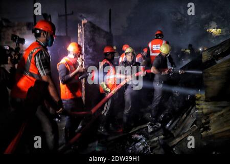 Kolkata, India. 22 dicembre 2020. Un incendio massiccio è scoppiato oggi in una serie di capanne nei pressi di una strada trafficata a Kolkata. 15 motori antincendio sono sul posto per controllare il fuoco.il fuoco è scoppiato questa sera presso le capanne vicino alle industrie chimiche del Bengala, appena fuori dalla tangenziale EM nel nord della città. Il traffico sulla strada trafficata si è fermato. Fuoco massiccio in una baraccopoli vicino a Purbasha casa accanto EM bypass a Calcutta. 15 motori antincendio sono stati affrettati qui. (Foto di Soumon Das/Pacific Press) Credit: Pacific Press Media Production Corp./Alamy Live News Foto Stock