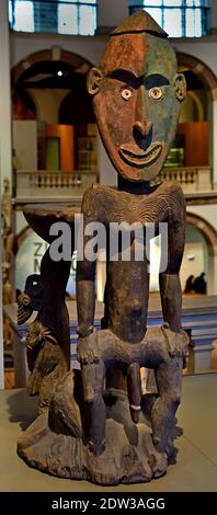 Figura ancestrale Casa degli uomini tardo 19 ° secolo Yatmul persone, regione del fiume Sepik Papua, Nuova Guinea, Indonesia scultura maschile Statua Foto Stock