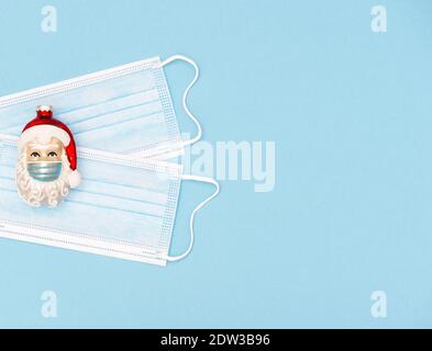 Concetto di pandemia di covid del virus di Corona. Natale ornamento Santa con maschera Foto Stock