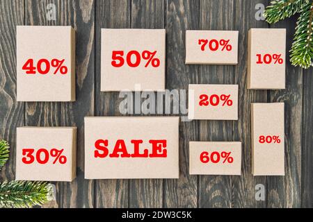 Concetto di vendita al dettaglio di Natale. Confezioni regalo con etichette di sconto Foto Stock