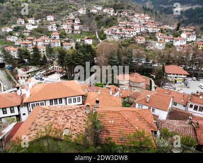 Una foto in scala di grigi della città di Goynuk, Turchia catturata durante il giorno Foto Stock