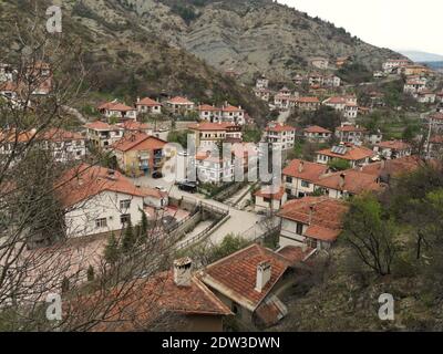 Una foto in scala di grigi della città di Goynuk, Turchia catturata durante il giorno Foto Stock