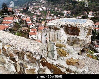 Una foto in scala di grigi della città di Goynuk, Turchia catturata durante il giorno Foto Stock